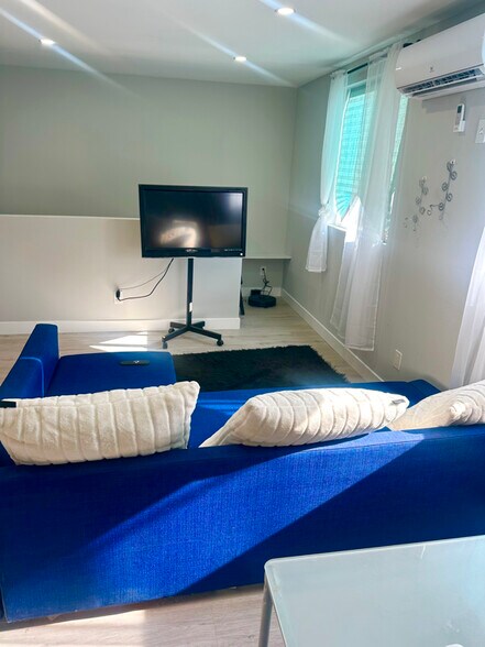 Building Photo - 2437 Cochran Ave