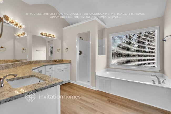 Building Photo - 1810 Collines Ave