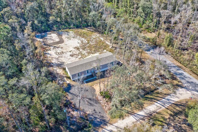 Building Photo - Huge 5 Bedroom 3 Bathroom Hastings Home Located w/ 1 Acre