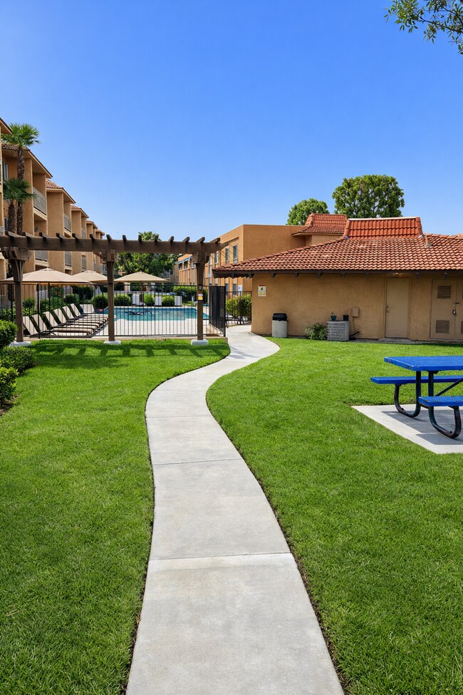 Building Photo - Quiet 2 Bedroom 2 Bathroom Minutes From SDSU