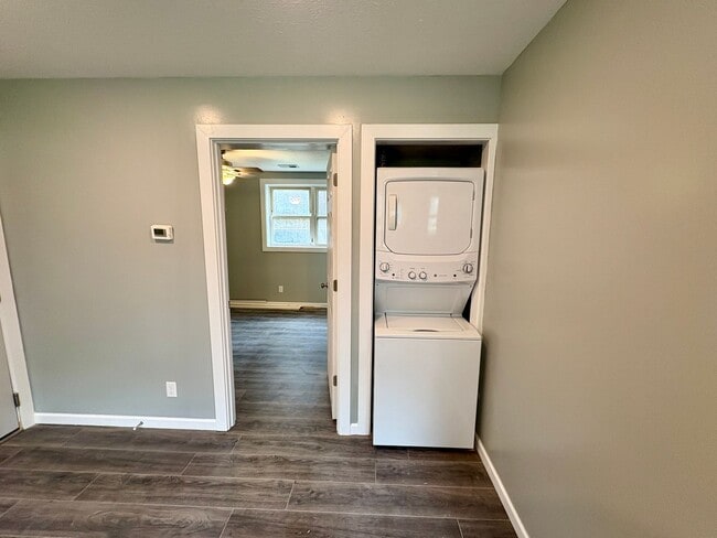 Building Photo - Newly Renovated From Top to Bottom (1 Bed / 1 Bath in Central MHK!)