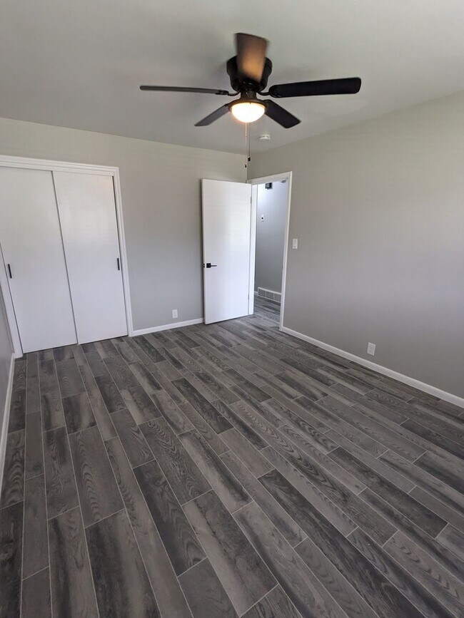 Building Photo - 1100 E