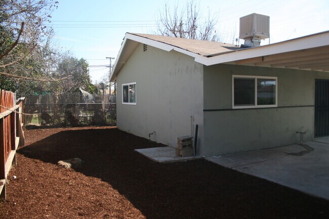 Building Photo - 525 Goodman St