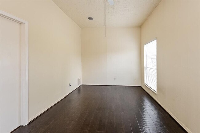 Building Photo - 14907 El Grande Dr