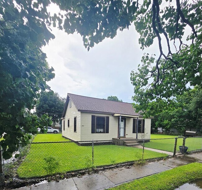Primary Photo - 210 Rouse St