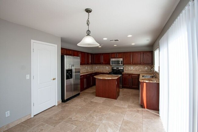 Building Photo - Welcome to this stunning 4 bedroom, 2.5 ba...