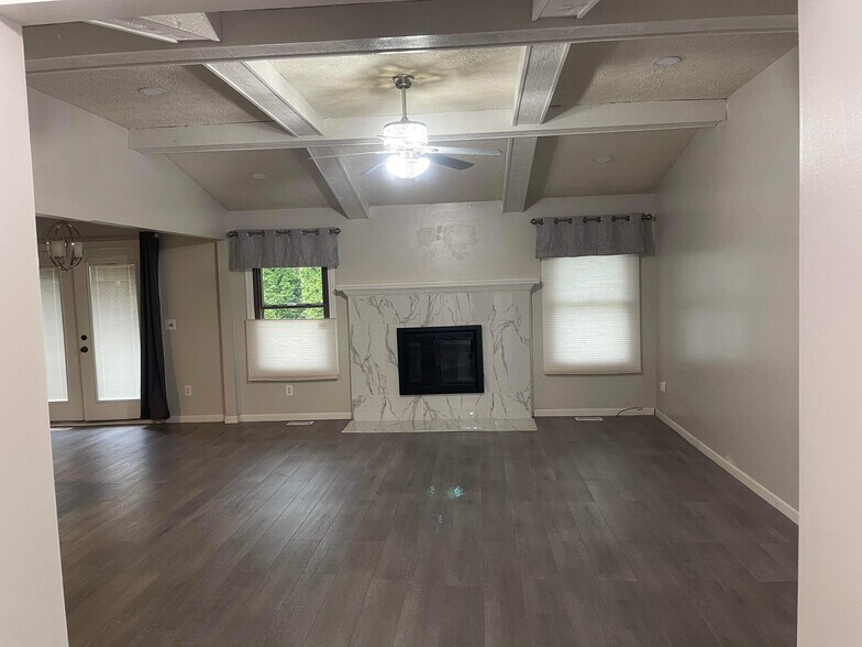 Building Photo - 43905 Rivergate Dr