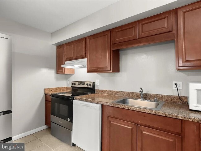 Building Photo - 9075 N Laurel Rd