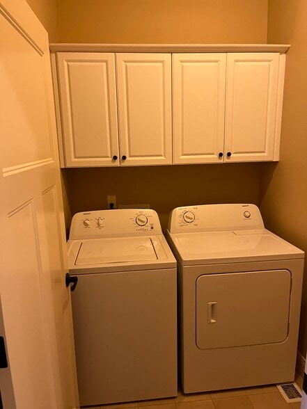 Laundry room 3rd floor - 14260 SW Compass Dr