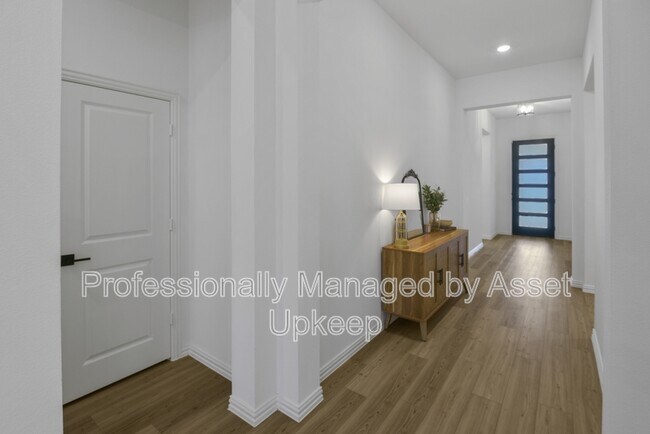 Building Photo - 702 Charity Dr