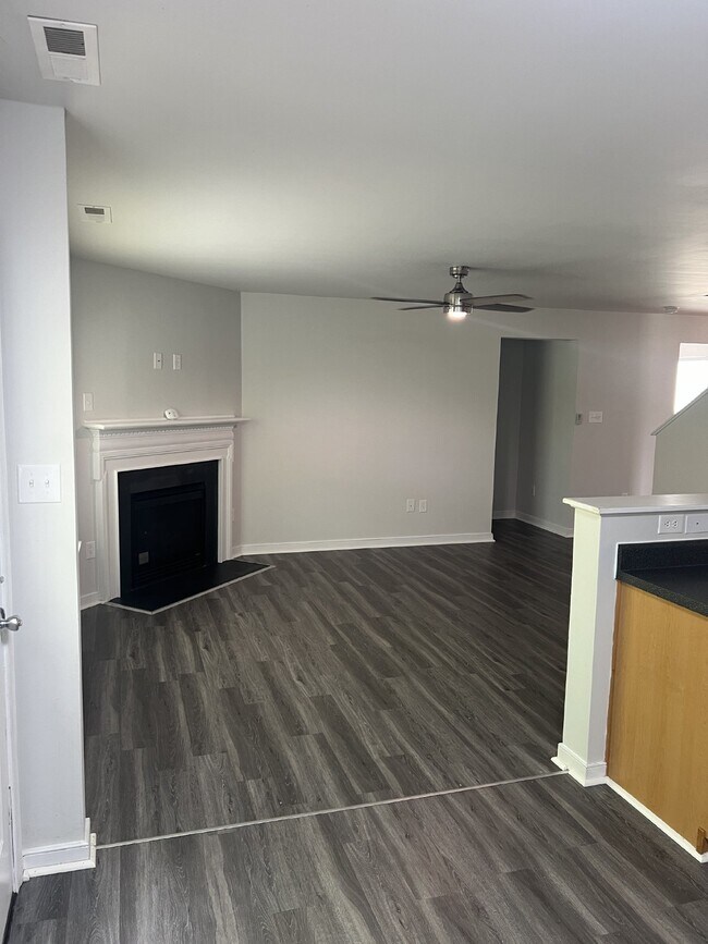 Building Photo - Spacious 6-Bedroom Home with 3 Bathrooms i...