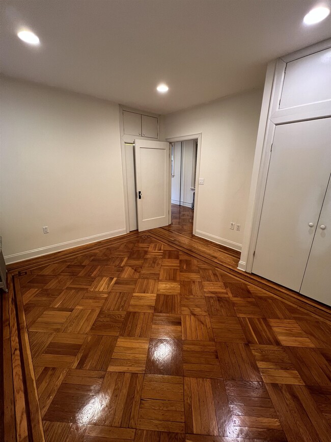 Building Photo - 96 Bartholdi Ave