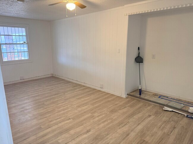 Building Photo - 1801 E 2nd St