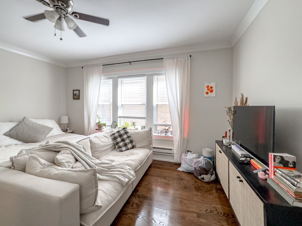 Building Photo - 648 W Roscoe St