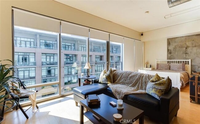 Building Photo - 1100 S Hope St