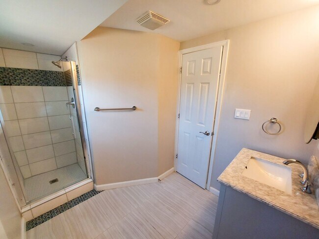 Building Photo - Fully updated 3br/2bth with large yard in ...