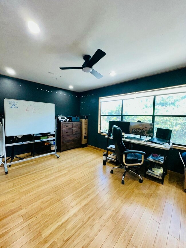 Building Photo - 850 Hill Dr