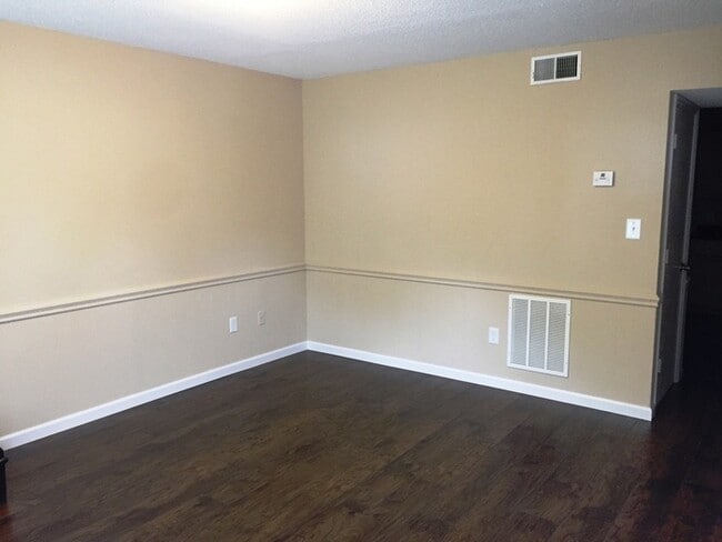 Building Photo - Charming townhouse convenient to downtown Concord!