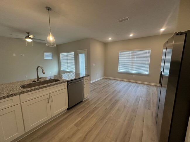 Building Photo - BRAND NEW Beautiful 3 Bed 2.5 Bath Townhou...