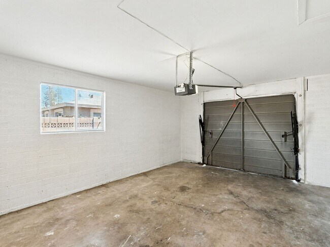 Building Photo - Fully upgraded home with garage!