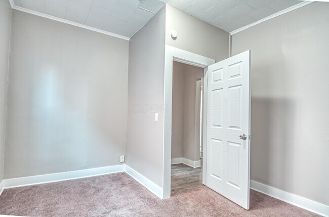 Building Photo - 921 Miller Ave