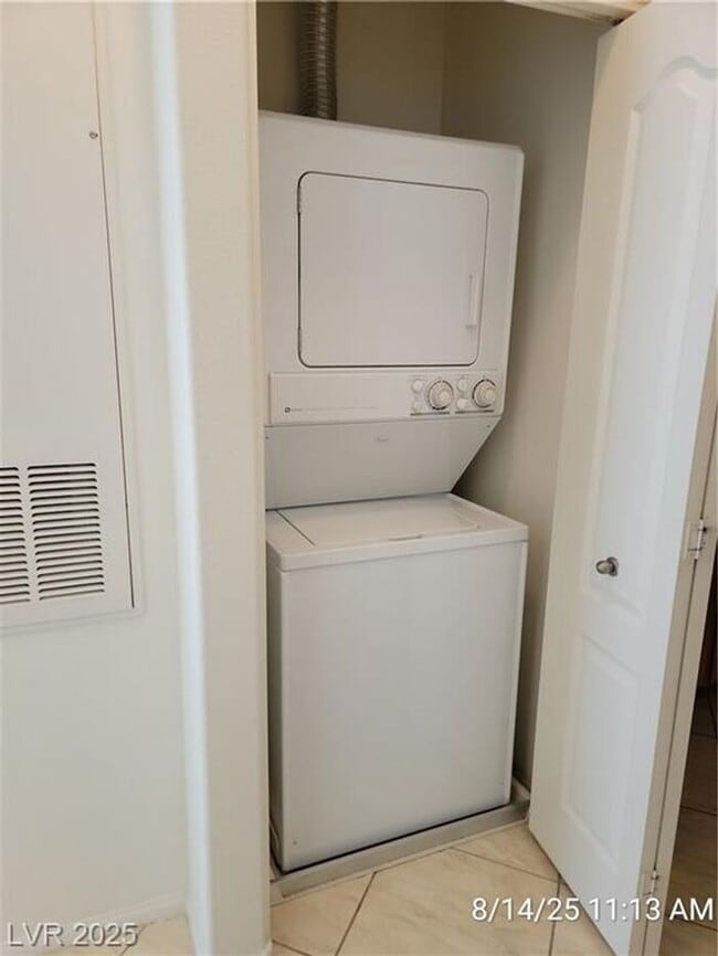 Building Photo - GORGEOUS SW 2nd FLOOR UNIT IN GATED COMMUN...