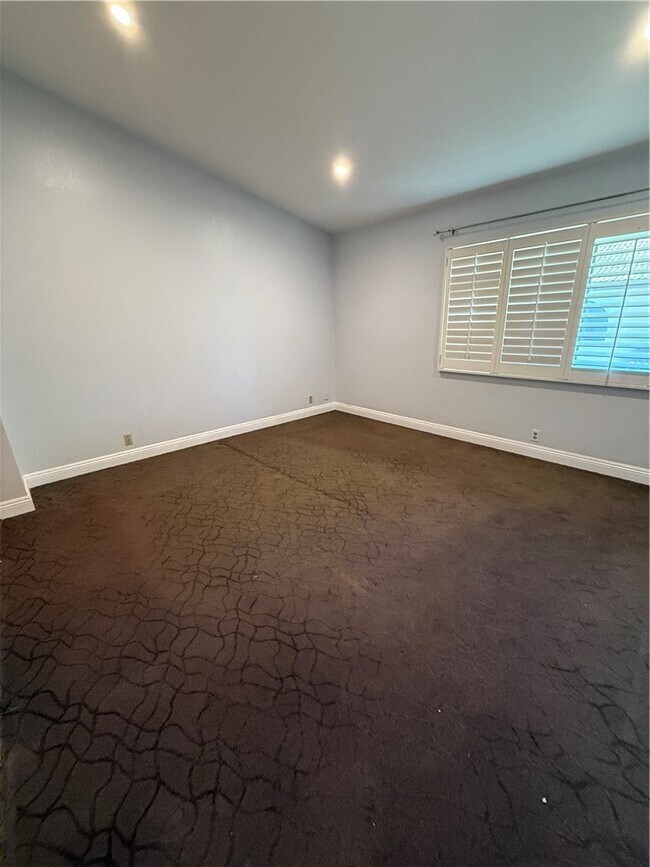 Building Photo - 9 Rock Cliff Pl