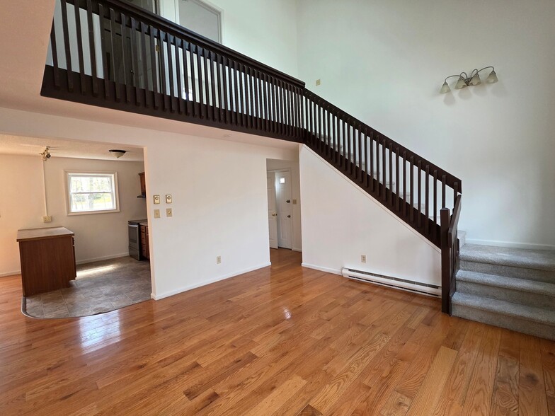 Building Photo - 362 Somerset Dr