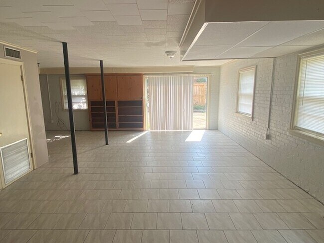 Building Photo - Renovated 3 Bedroom 3 Bath Home with Gameroom/4th Bedroom for Rent!