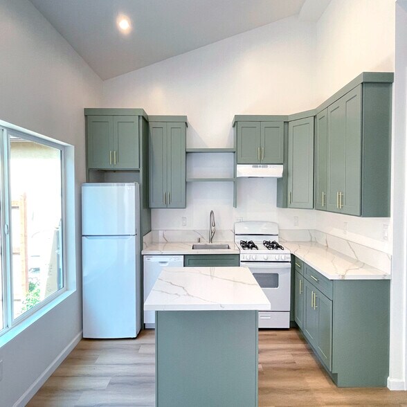 Primary Photo - 8045 Norwich Ave