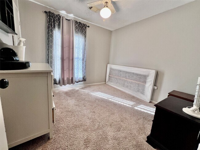 Building Photo - 7762 Pine Center Dr