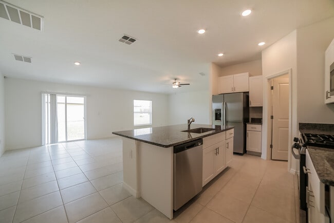 Building Photo - Lovely 3 Bedroom Home