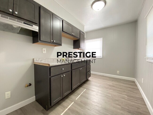 Building Photo - Updated 2 Bedroom in Gary