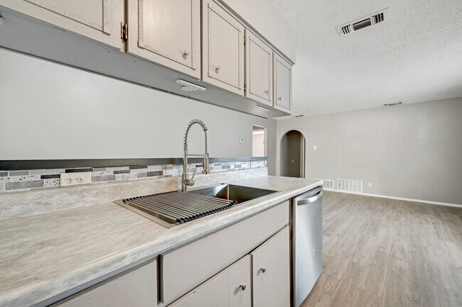 Building Photo - 2105 Darwin Dr
