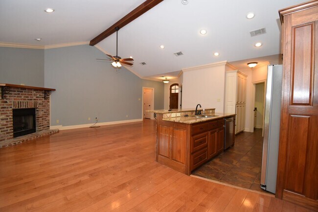 Building Photo - Spacious 3 Bedroom, 2 Bath Home
