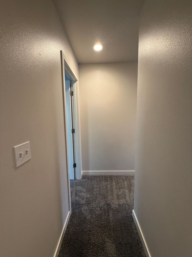 Building Photo - Charming 3 Bedroom Townhome