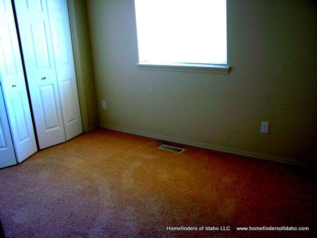 Building Photo - Beautiful 2-Story Row Home! Lawn Maintained!