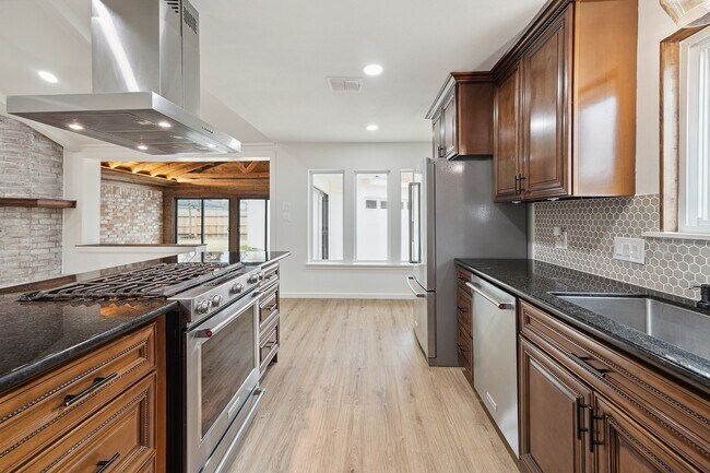 Building Photo - 9719 Springmont Dr