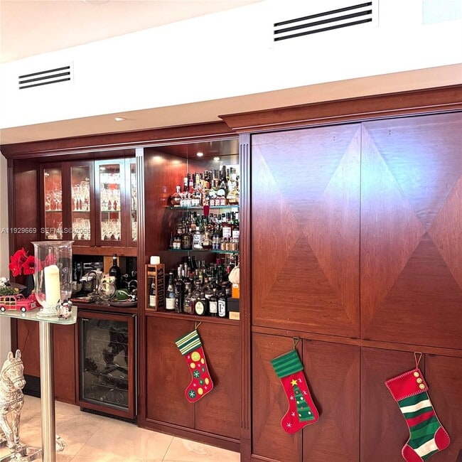 Building Photo - 1000 South Pointe Dr