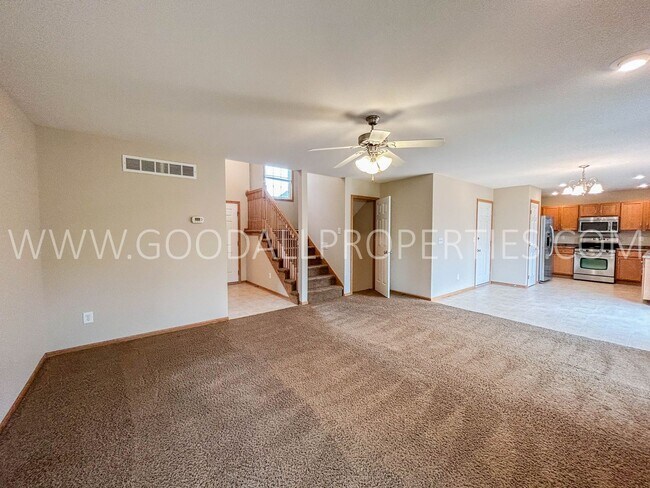 Building Photo - 3 Bedroom, 2.5 Bathroom in West Des Moines
