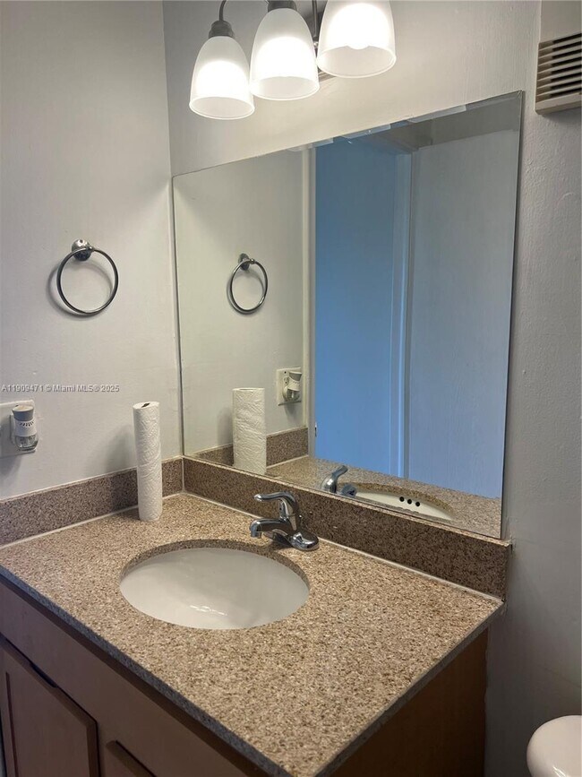 Building Photo - 500 NE 2nd St