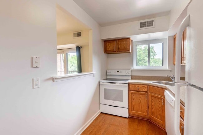 Building Photo - Private 2 Bedroom 1 Bath Condo in Goshen V...