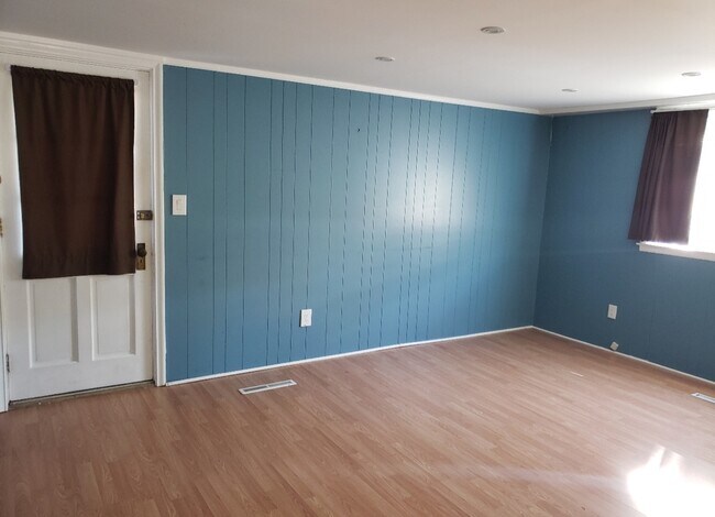 Building Photo - 2406 Lasalle Dr