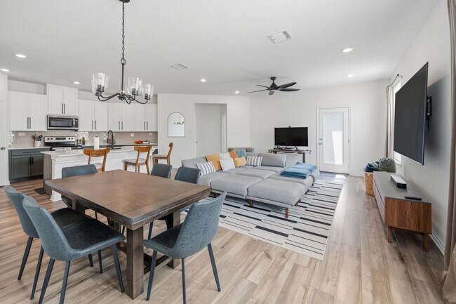 Building Photo - 4015 Casita Mia St