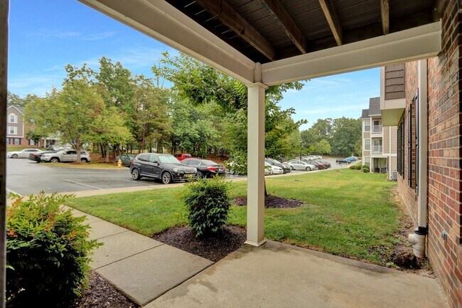 Building Photo - Large 2 Bedroom 2 Bath Ground Floor Condo ...