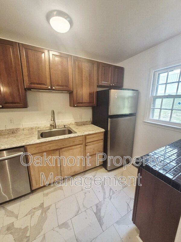 Building Photo - 2404 Barracks Ct