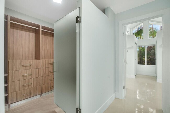 Building Photo - 7351 Valencia Dr