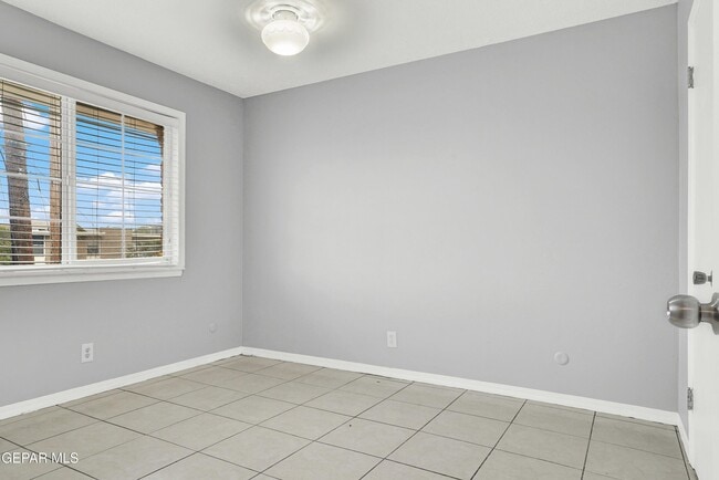 Building Photo - 333 Eubank Ct