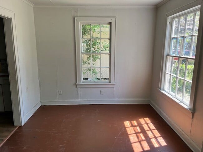 Building Photo - Classic 2 Bedroom Home - Central HVAC!