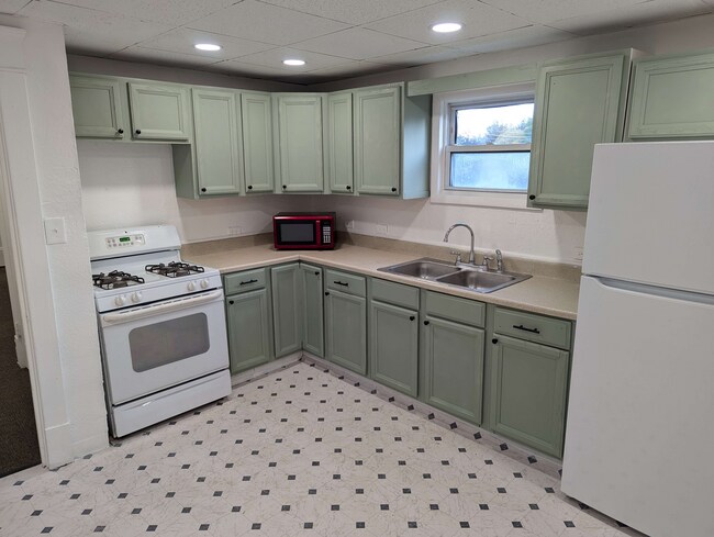 Building Photo - 1323 Oak St